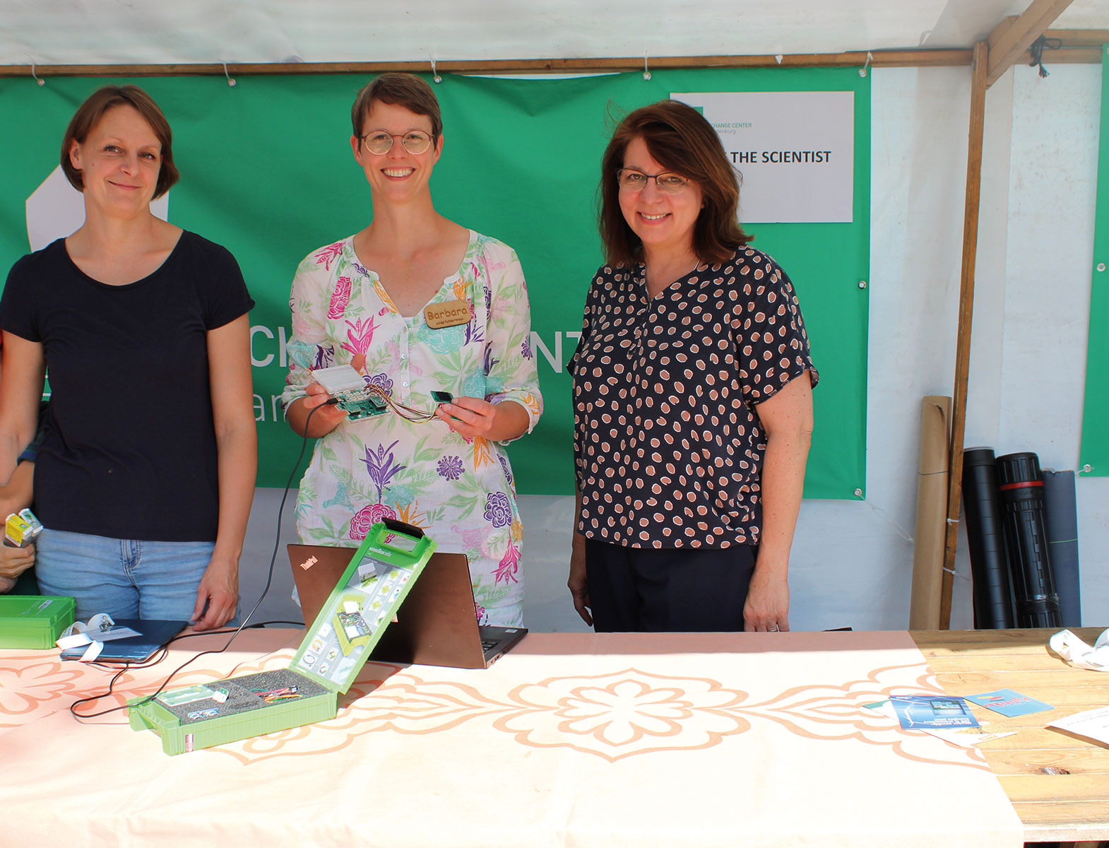 Schüler*innen stellen im Stadtteilzentrum Siemensstadt ihr SenseBox Projekt vor